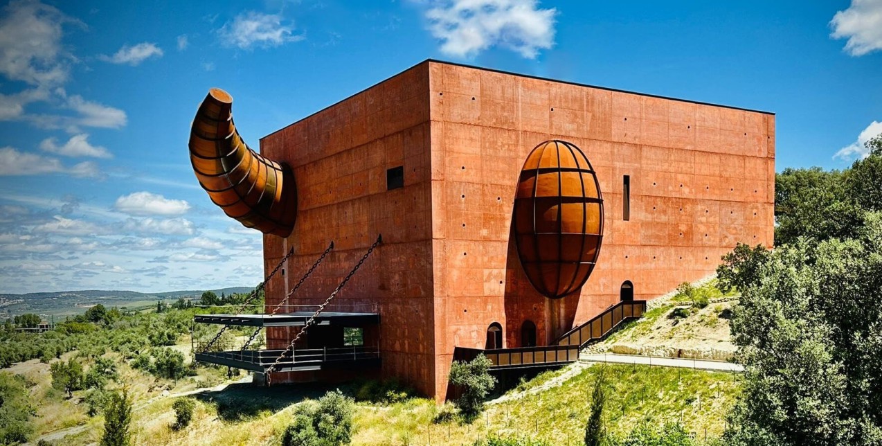 Ο Phillipe Starck σχεδίασε με σεβασμό στον τόπο, το ριζοσπαστικό μουσείο "LA Αlmazara" στην Ανδαλουσία 