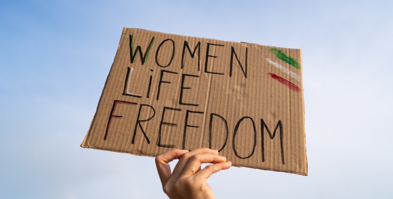 Η φοιτήτρια που έβγαλε τα ρούχα της στην Τεχεράνη αποτελεί άλλο ένα σύμβολο αντίστασης στο ιρανικό καθεστώς