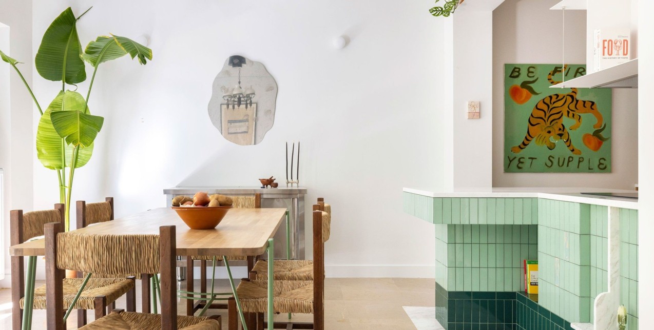 Ένα φωτεινό διαμέρισμα στον Λυκαβηττό, γεμάτο τέχνη και χρώματα, ανακαινίστηκε με κέφι