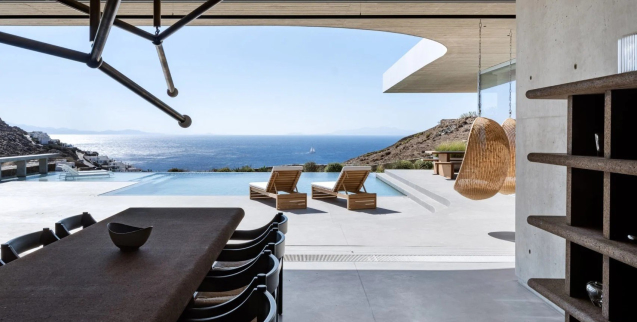 Ο Βρετανός designer Tom Dixon συνεργάστηκε στον σχεδιασμό μιας εκπληκτικής βίλας στη Μύκονο 