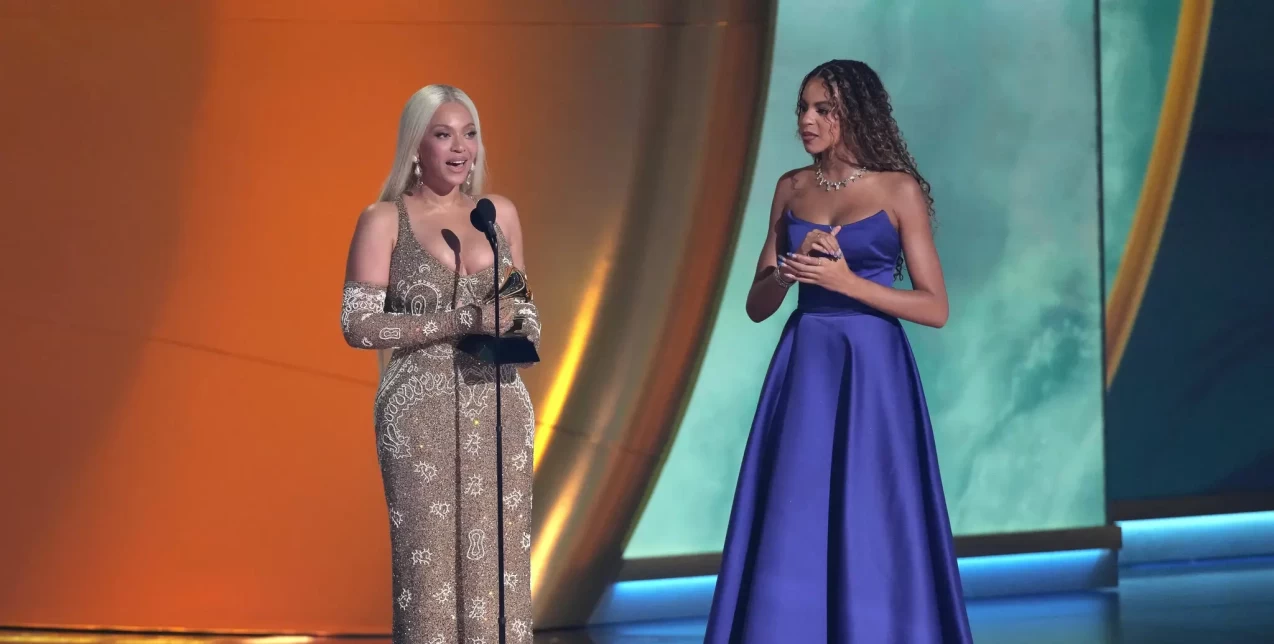 Grammys 2025: Η Beyoncé γράφει ιστορία και τραβάει γι’ άλλη μια φορά όλα τα βλέμματα πάνω της