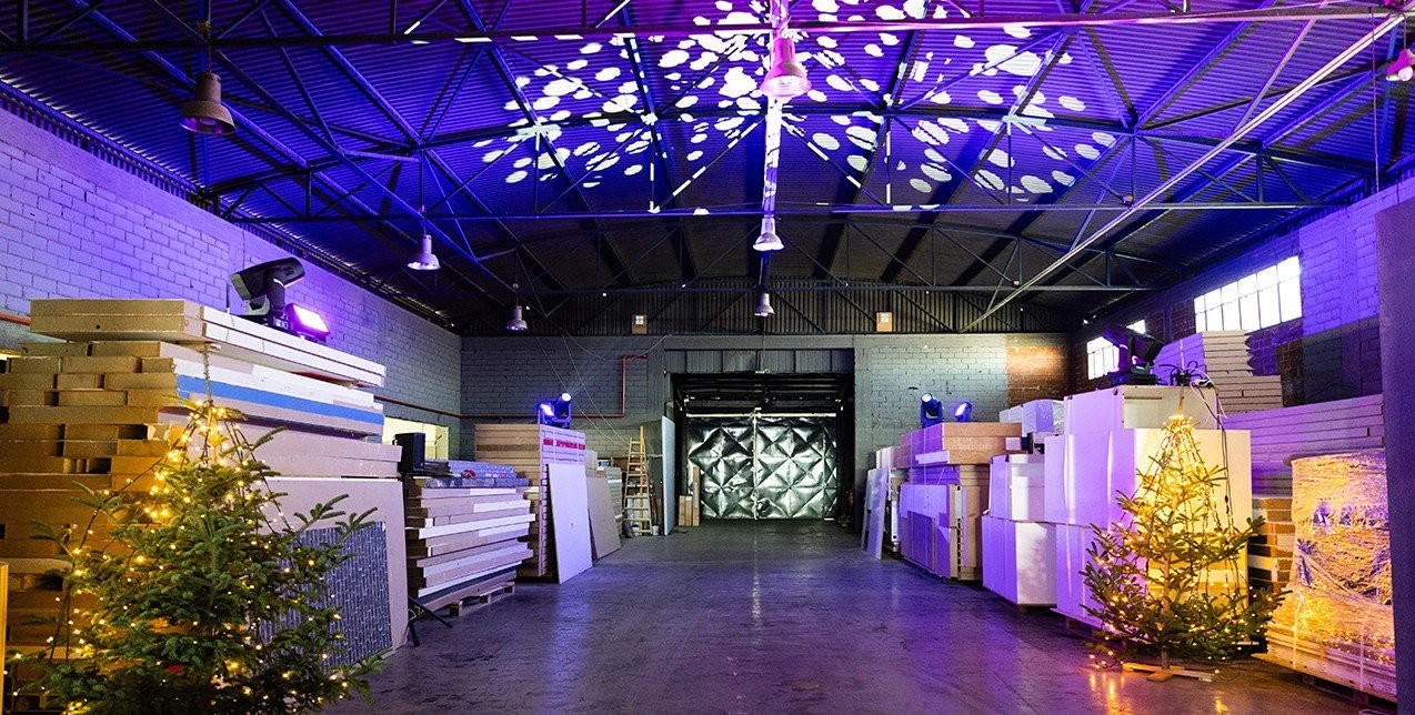 Η κορυφαία εταιρεία για τον σχεδιασμό και την κατασκευή εκθεσιακών και συνεδριακών περιπτέρων γιόρτασε στις νέες της εγκαταστάσεις