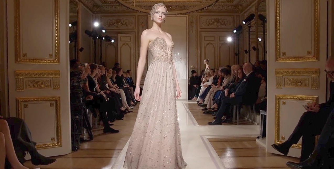 Ο Armani Privé γιόρτασε 20 χρόνια παρουσίας στην Υψηλή Ραπτική με μία συλλογή γεμάτη λάμψη 