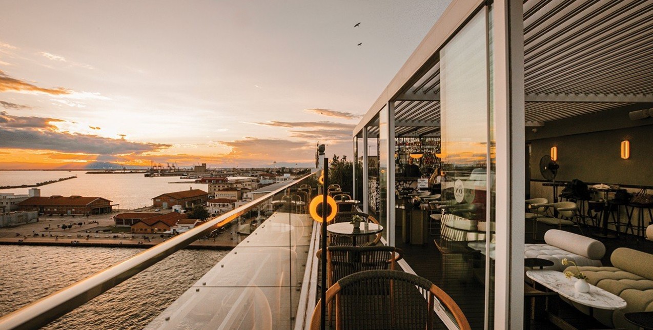 Με την ωραιότερη θέα στη Θεσσαλονίκη, αυτό είναι το ανανεωμένο rooftop bar που αποκαλύπτει έναν κόσμο απαράμιλλης απόλαυσης