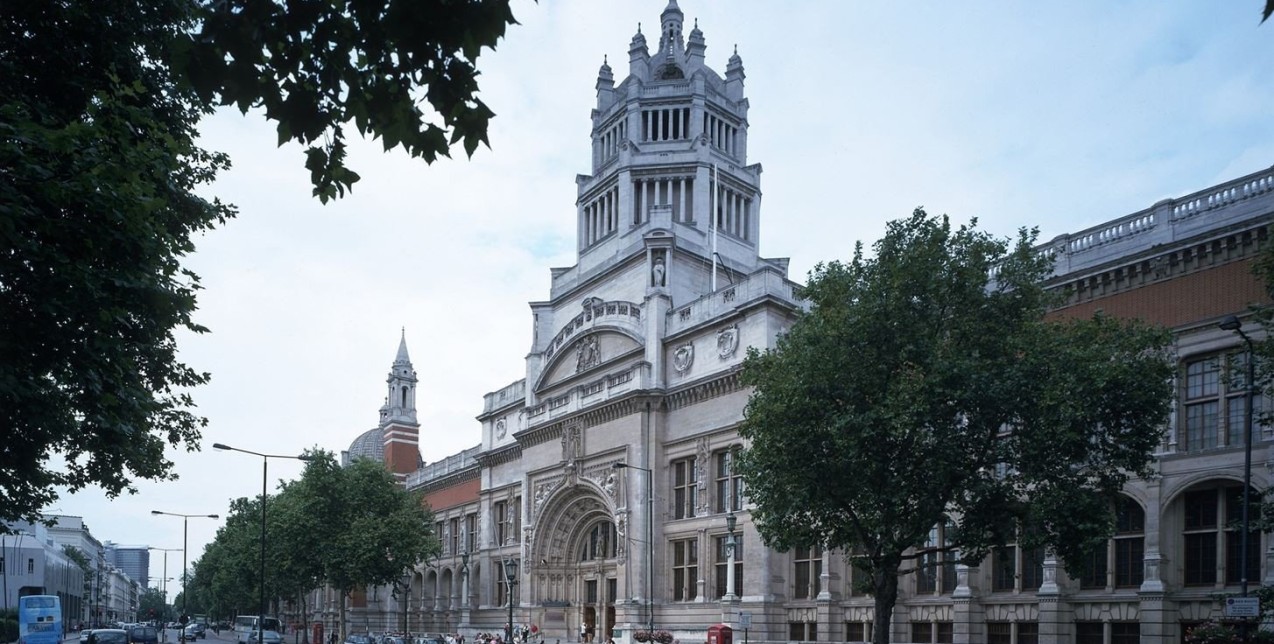 Burberry x V&A Museum: Ο βρετανικός οίκος θα ανανεώσει την εμβληματική Fashion Gallery του μουσείου