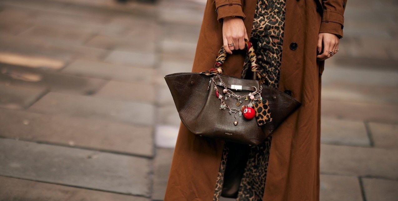 Οι τσάντες που θα αντικαταστήσουν τις κομψές και πρακτικές μαύρες αυτήν τη σεζόν 