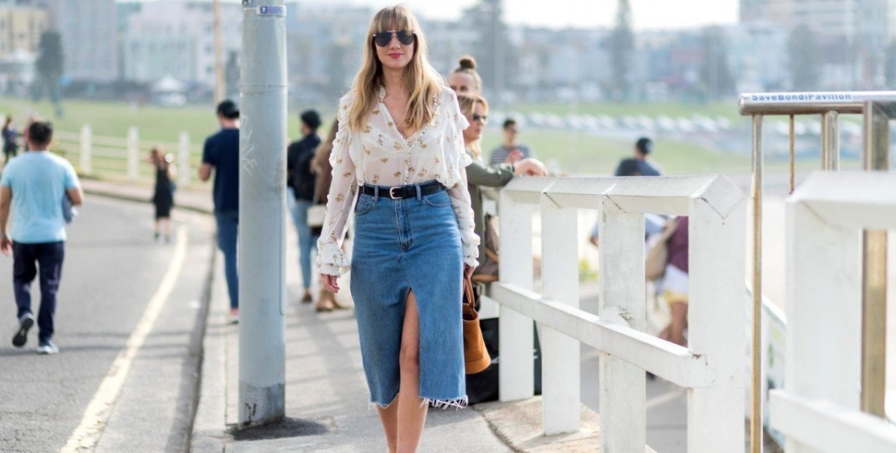 Denim Skirts: Τα σχέδια που θα επιλέγετε στο repeat από τώρα και για πολύ καιρό 
