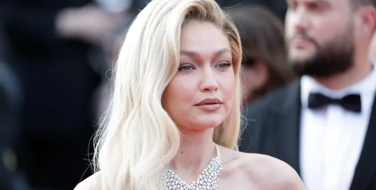 Η χωρίστρα στο πλάι επιστρέφει και είναι πιο τολμηρή από ποτέ