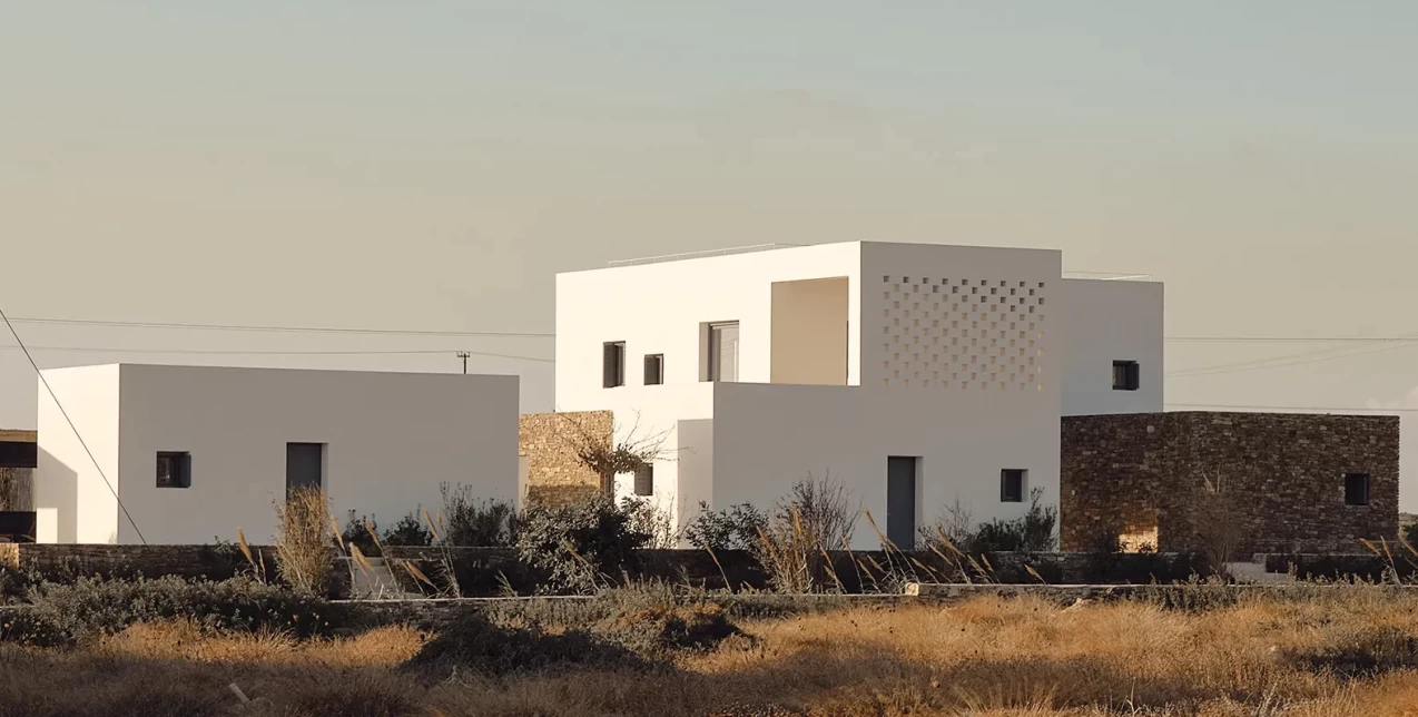 Μία σύγχρονη κυκλαδίτικη κατοικία στην Αντίπαρο εμπνευσμένη από τη ρετρό αισθητική