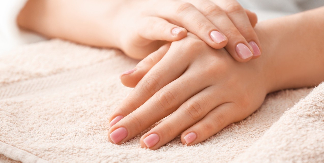 Πώς να ενδυναμώσετε τα νύχια σας όταν σπάνε συνεχώς