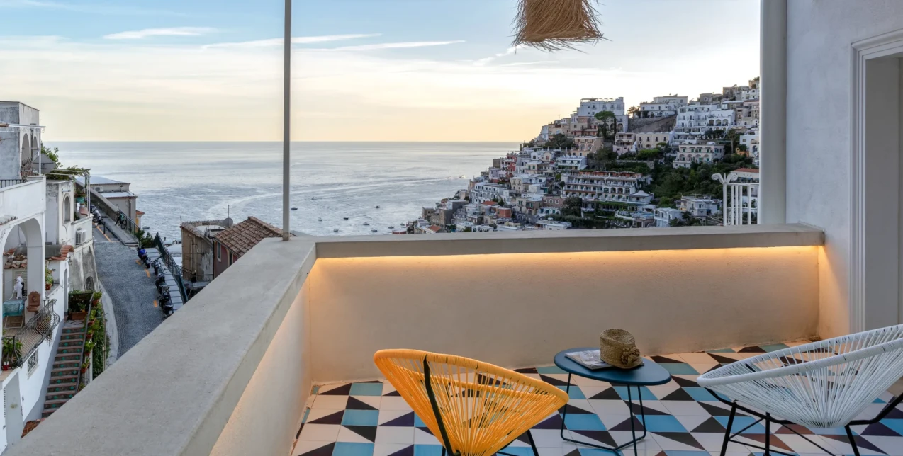 Μια υπέροχη καλοκαιρινή κατοικία στο Positano που υμνεί το μεσογειακό φως