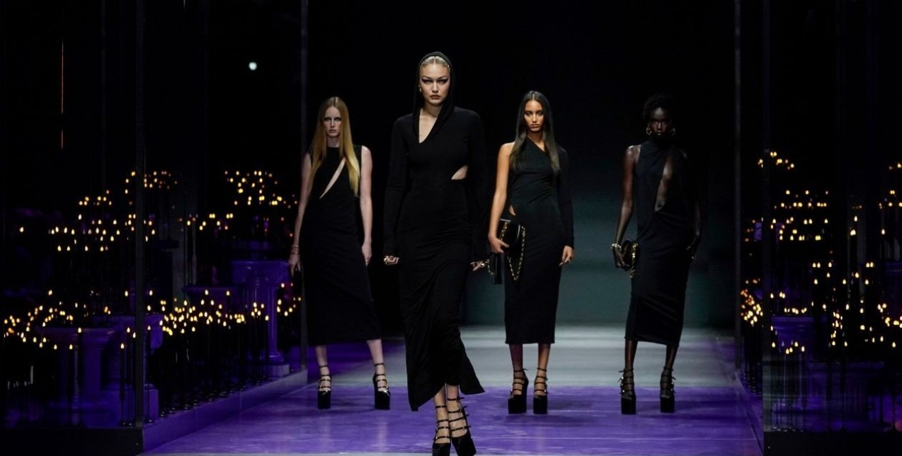 Breaking News: Η Prada εξαγόρασε τον οίκο Versace για 1.2 δισεκατομμύρια ευρώ