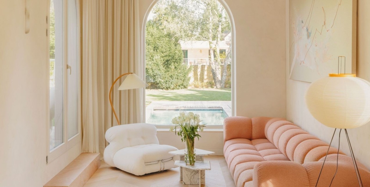 Ένα μινιμαλιστικό οικογενειακό σπίτι στο Βερολίνο «λουσμένο» από το φως 