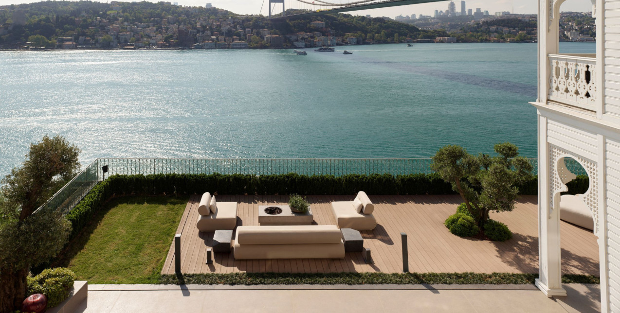 Μια κατοικία στην Κωνσταντινούπολη με θέα στον Βόσπορο μετουσιώνει την έννοια του minimal design