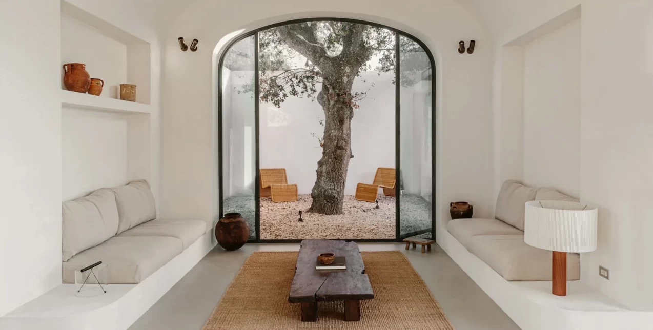 Στην Puglia, μία κατοικία και μια αιωνόβια βελανιδιά συνυπάρχουν σαν να έχουν δημιοθργηθεί η μία για την άλλη