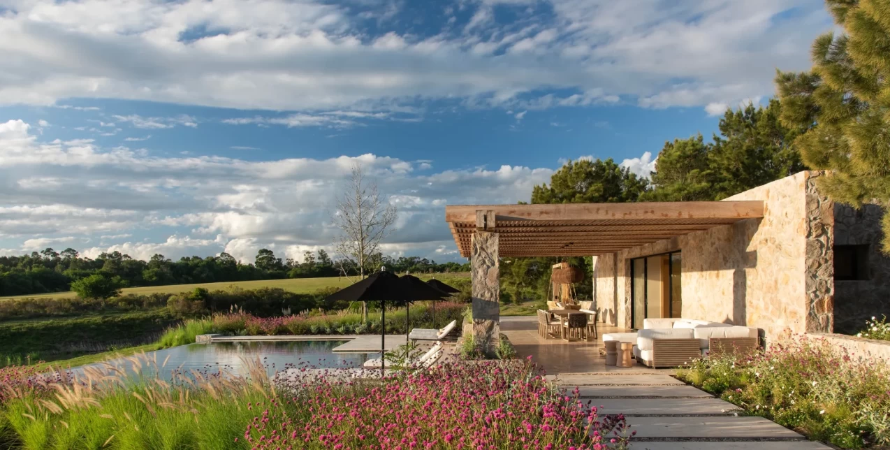 Αυτή η εξοχική κατοικία στην Ουρουγουάη επαναπροσδιορίζει τον τρόπο ζωής σε αρμονία με τη φύση