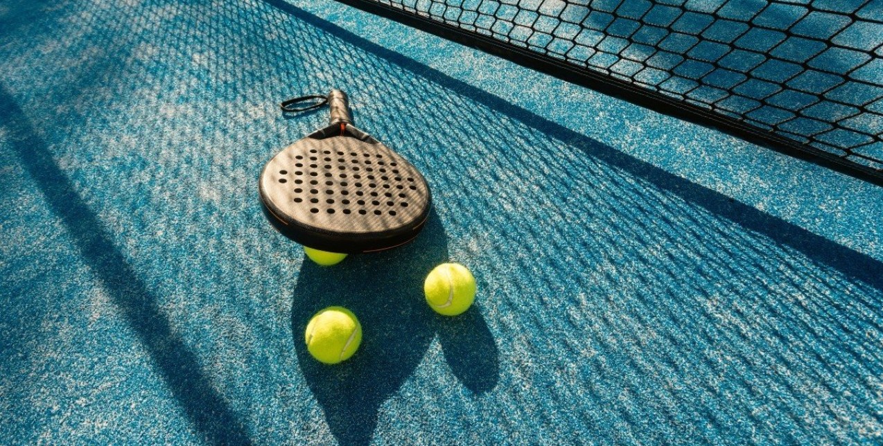 Padel: Ποιο είναι το άθλημα έχει εξελιχθεί στο super hot χόμπι των millennials;