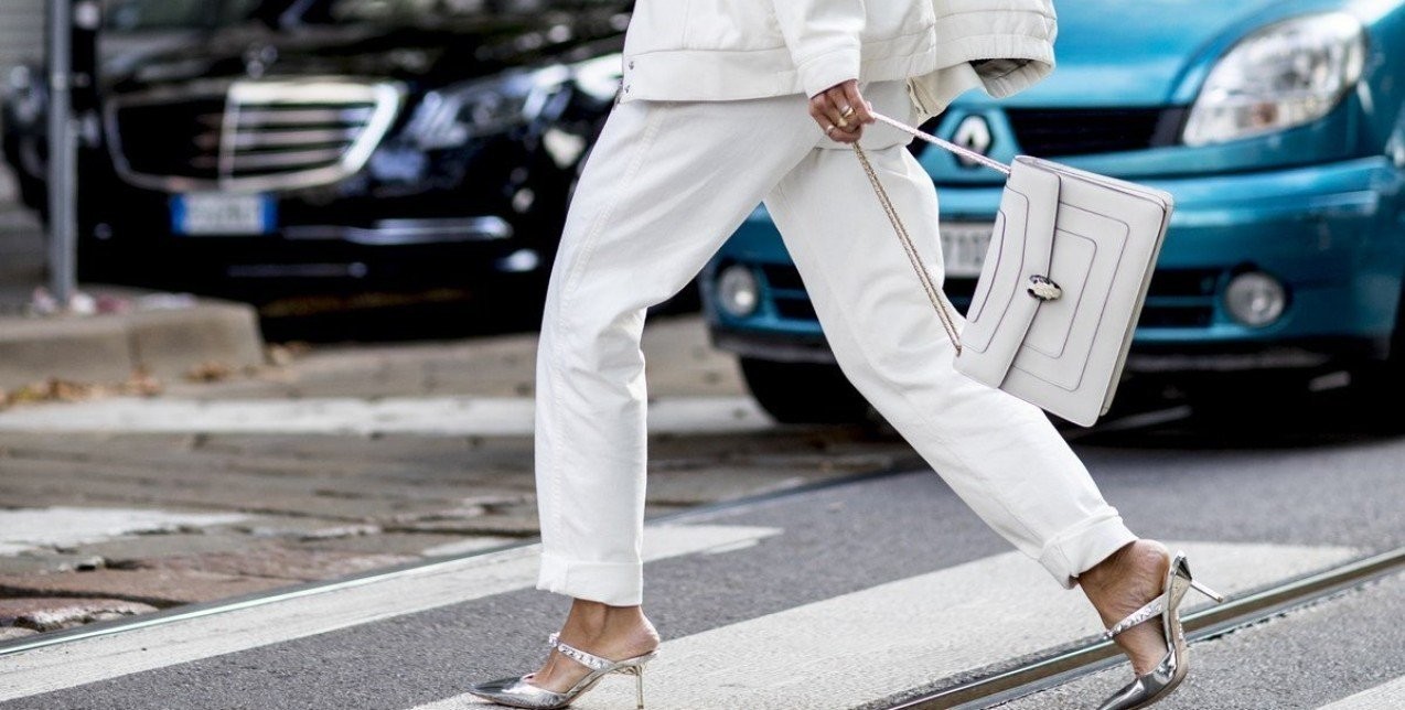 Λευκό τζιν την άνοιξη; Τα πιο stylish μυστικά για να το αναδείξετε