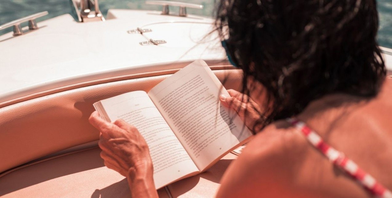 Τα νέα βιβλία που θα σας κάνουν να μετράτε αντίστροφα για τις πρώτες σας εξορμήσεις στην παραλία