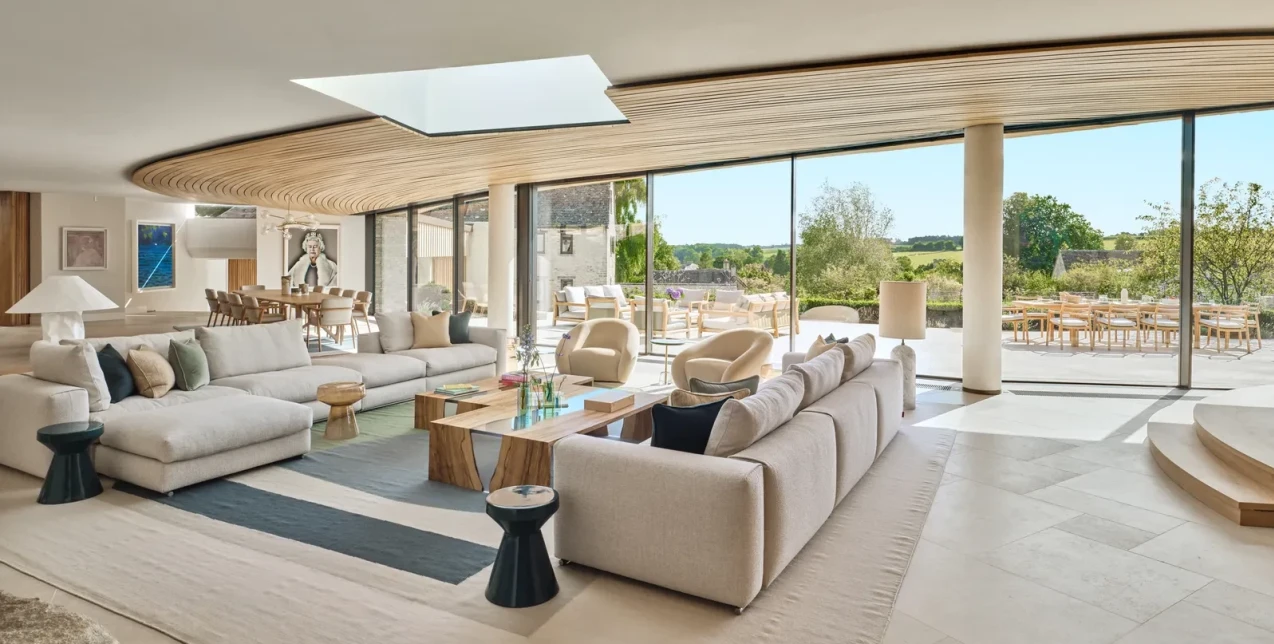 Μια  κατοικία στην αγγλική εξοχή με αρχοντικό χαρακτήρα και έντονο το στοιχείο της τέχνης 