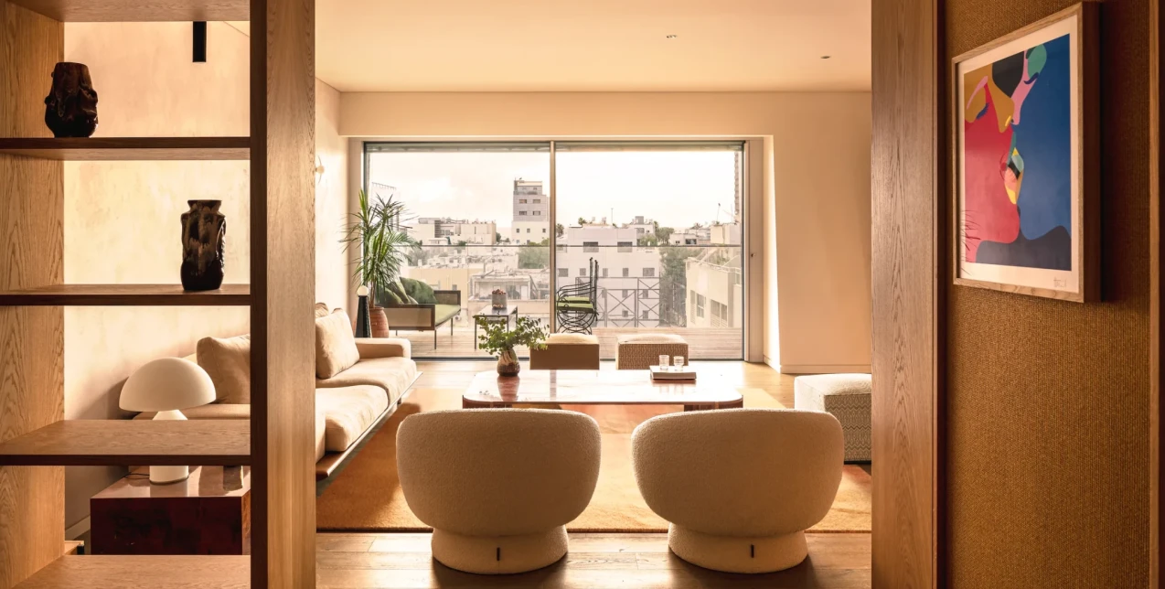 Ένα διαμέρισμα με επιρροές από την Ανατολική Μεσόγειο, την Προβηγκία και τον παριζιάνικο κλασικισμό 