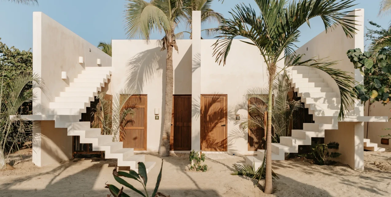 Ένα ξενοδοχείο στο Μεξικό που βρίσκεται πάνω στην άμμο και αγκαλιάζει τη φύση μοναδικά 