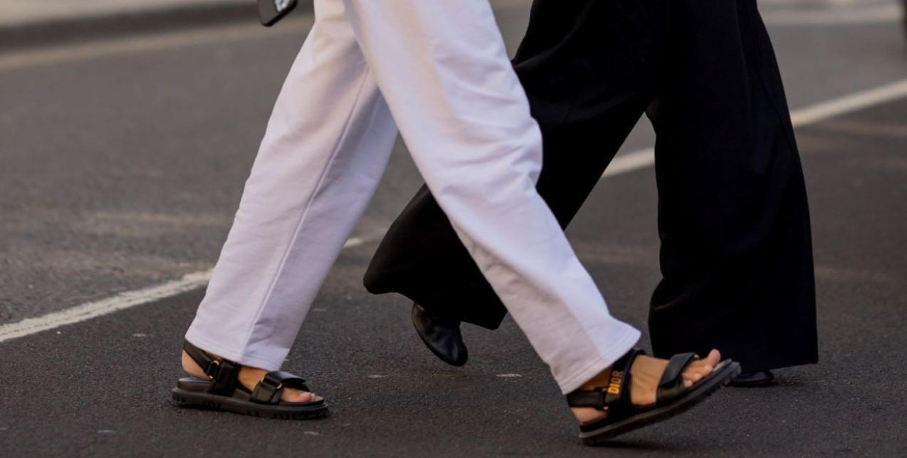 Τα πιο κομψά flat σανδάλια που θα αντικαταστήσουν τα sneakers σας τους επόμενους μήνες
