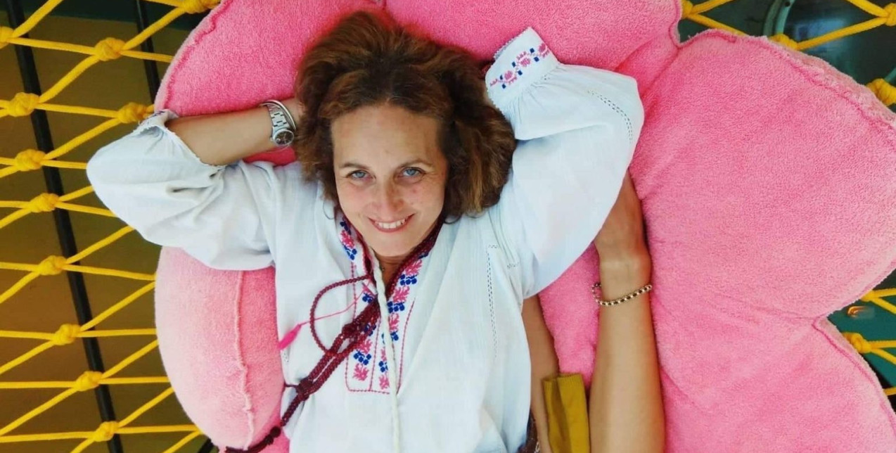 Η γκαλερίστα Ρεβέκκα Καμχή αποδεικνύει στο GLOW.GR πως είναι μια μητέρα που «σπάει» τα στερεότυπα