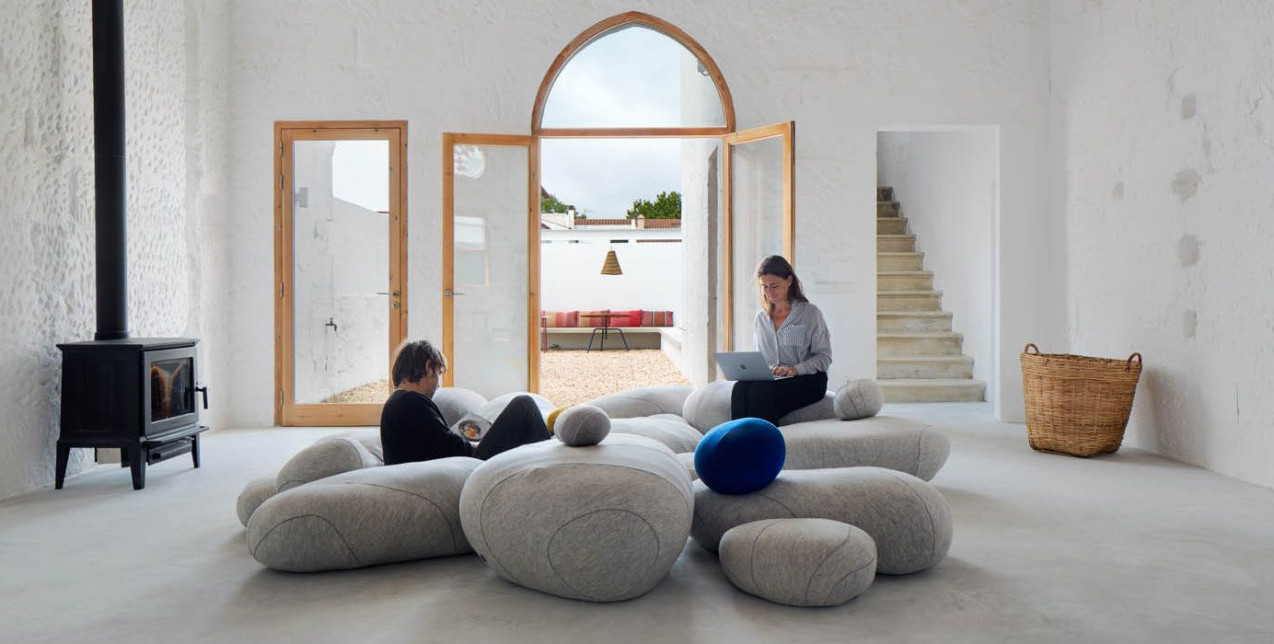 Ένα παλιό εγκαταλελειμμένο σχολείο μετατράπηκε σε έναν ατμοσφαιρικό και γαλήνιο χώρο συνεργασίας 