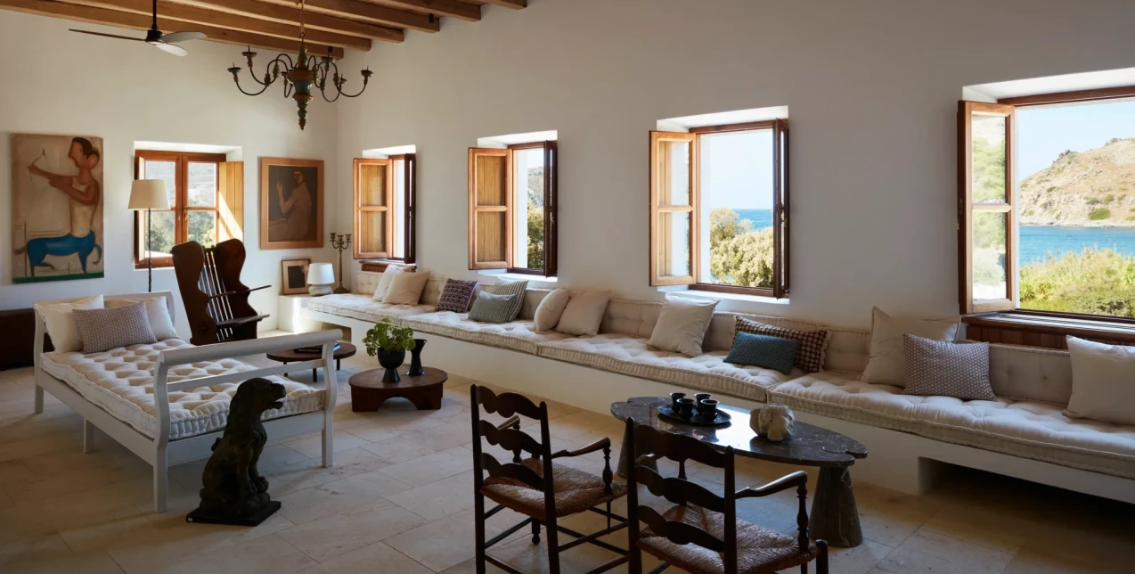 Μία σύγχρονη κατοικία στην Πάτμο «αποπνέει» διακριτική πολυτέλεια και αυθεντικότητα 