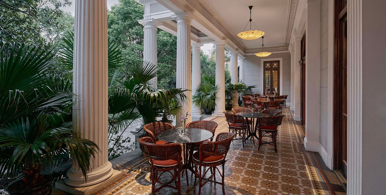 Ο οίκος Prada άνοιξε το πρώτο του αυτόνομο fine dining εστιατόριο στην Ασία σε συνεργασία με τον εμβληματικό σκηνοθέτη Wong Kar Wai