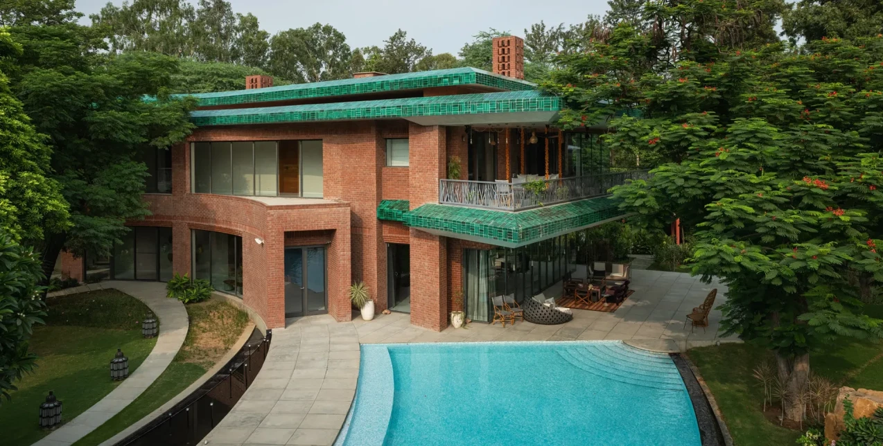 Ένα σπίτι στην καρδιά του Δελχί είναι ύμνος στην ινδική γη, τη μνήμη και το φως