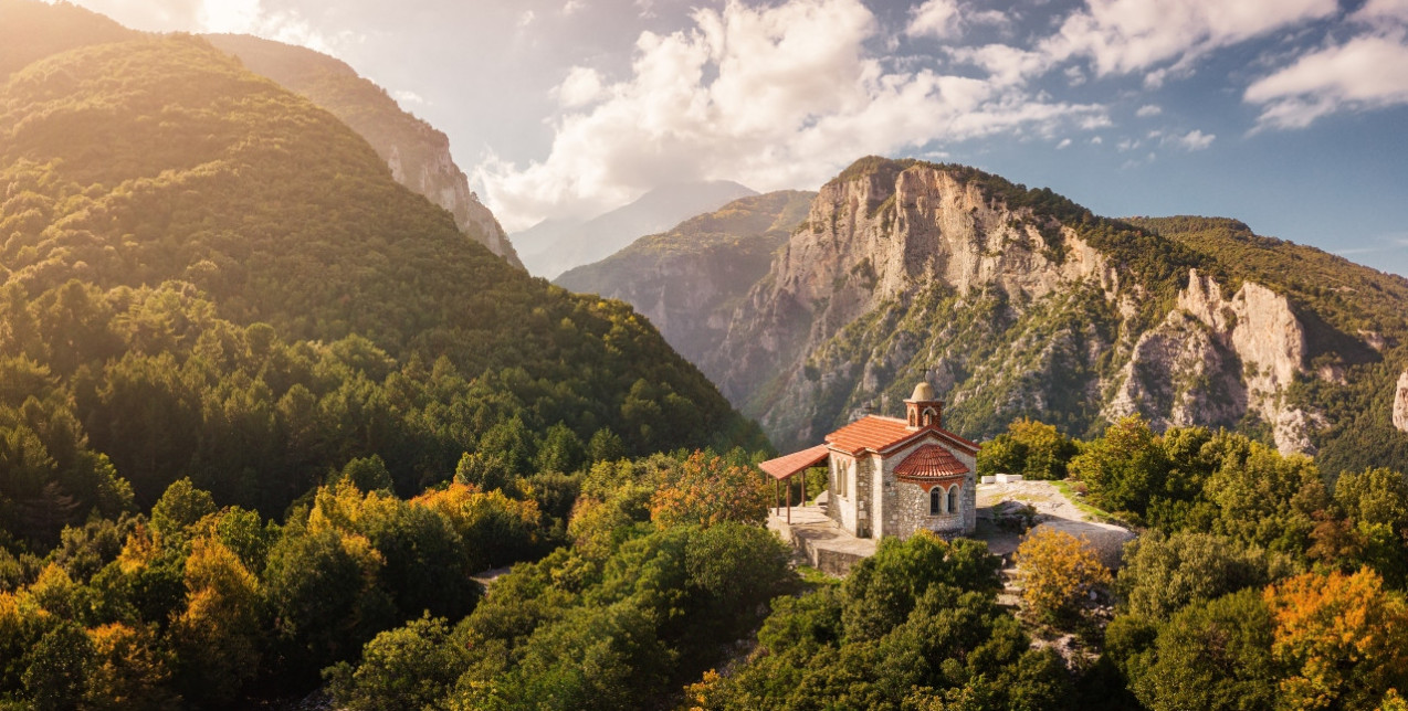 Μαγευτικές last minute αποδράσεις, μία ανάσα από τη Θεσσαλονίκη με αφορμή την Πρωτομαγιά