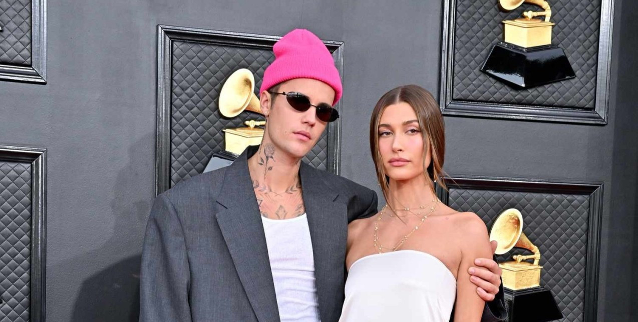 The Biebers: Τι κρύβεται πραγματικά πίσω από τη νέα solo εμφάνιση της Hailey;