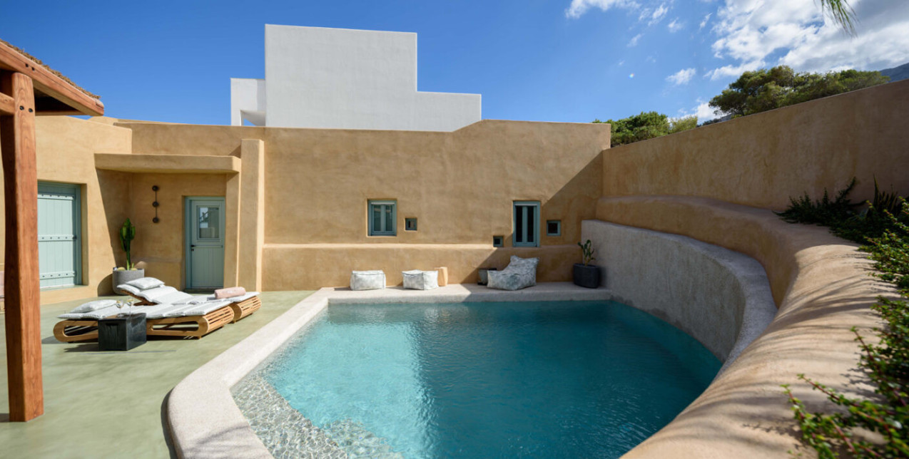 Ένας στάβλος του 19ου αιώνα στη Σαντορίνη μετατράπηκε σε μια φιλόξενη καλοκαιρινή κατοικία 