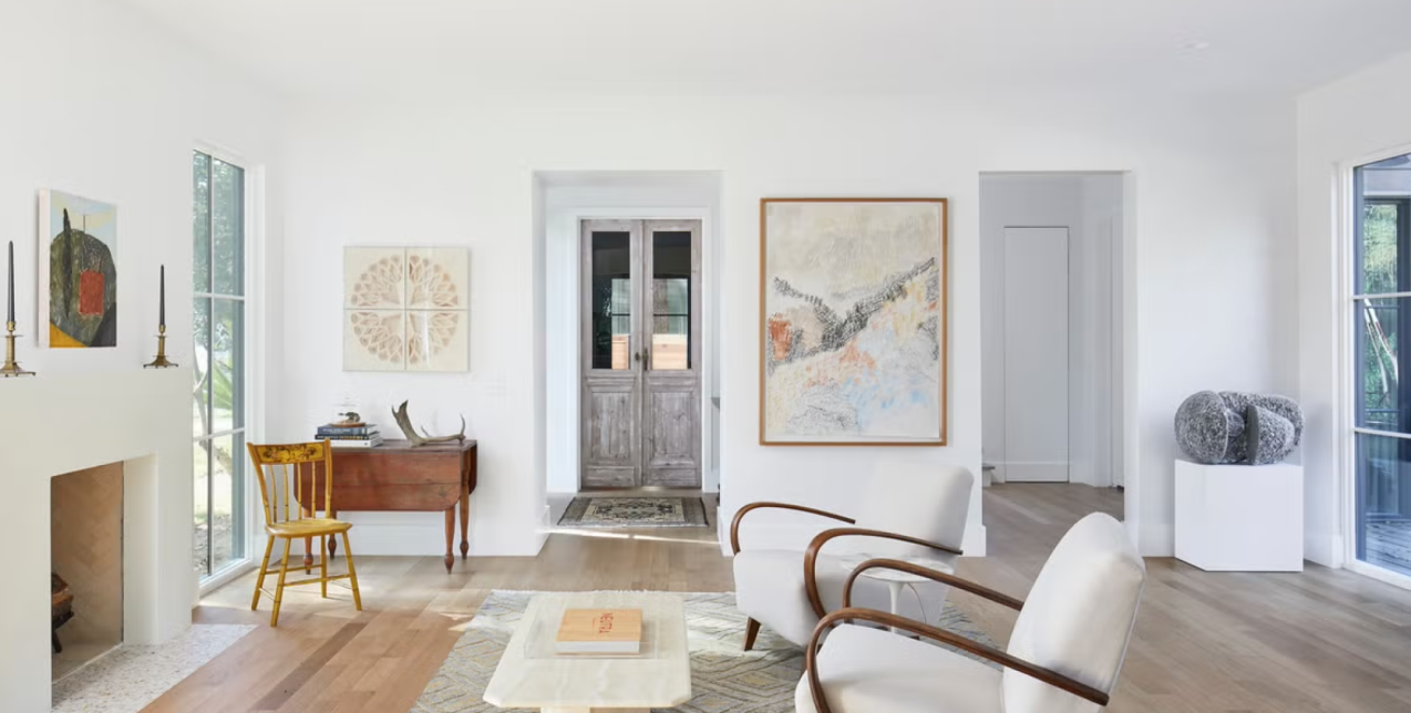 Λευκό και ξύλο: Όλα τα μυστικά πίσω από τον μαγικό συνδυασμό στη διακόσμηση 