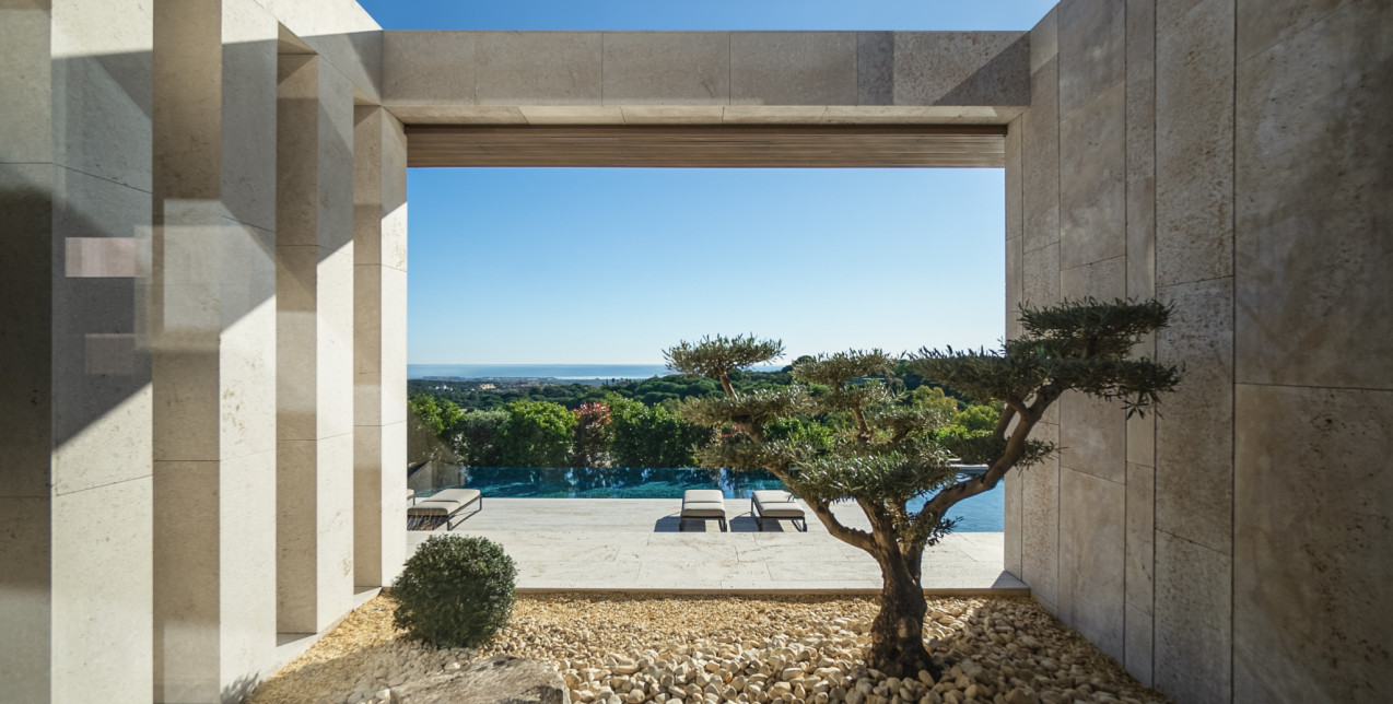 H βίλα Tai είναι ﻿ένα εντυπωσιακό παράδειγμα σύγχρονης αρχιτεκτονικής που ενσωματώνεται άψογα με το φυσικό περιβάλλον