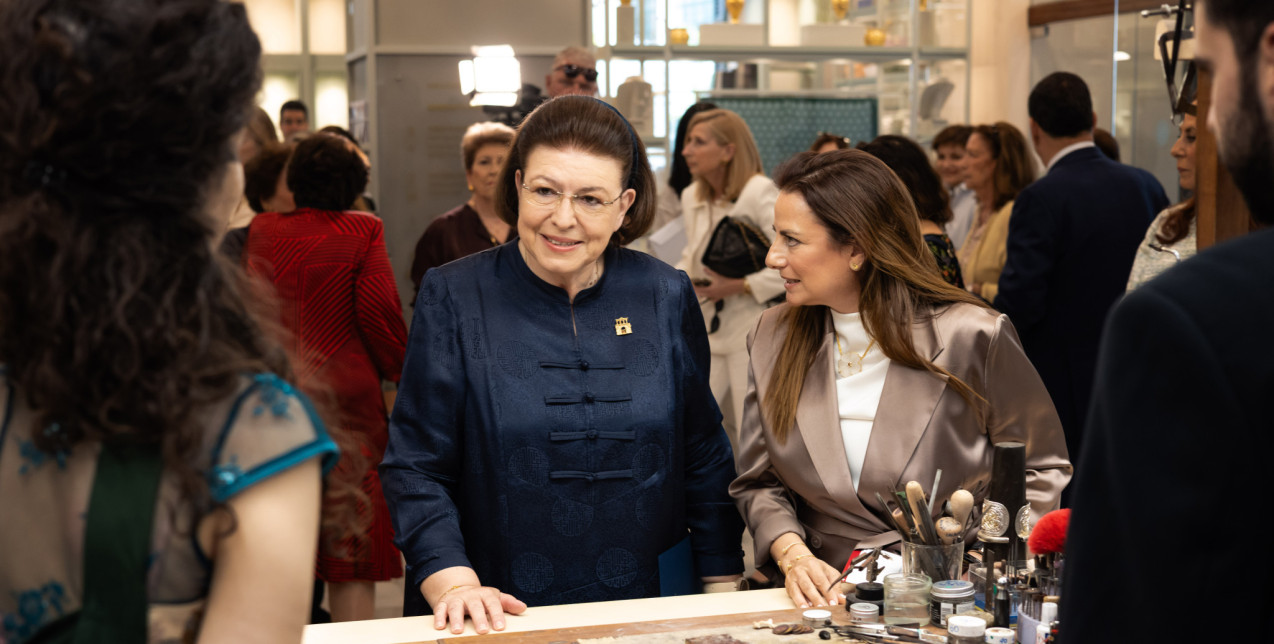 Η Υπουργός Πολιτισμού, Λίνα Μενδώνη, εγκαινίασε την Biennale 2025 στο Μουσείο Κοσμήματος Ηλία Λαλαούνη