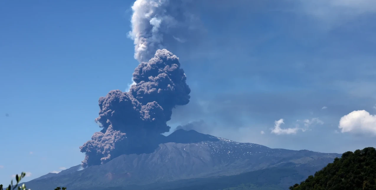 Έκρηξη στην Αίτνα: Ηφαιστειακή δραστηριότητα προκαλεί πανικό στη Σικελία