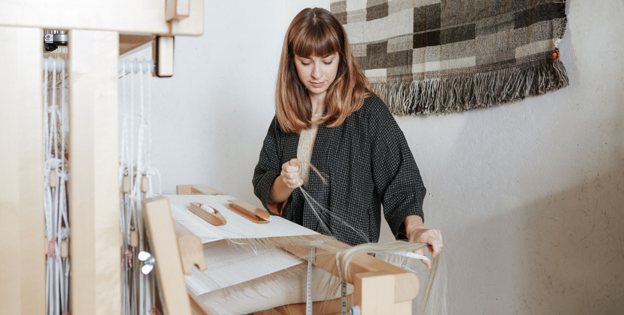 H Maria Sigma μάς μιλάει για την καλλιτεχνική της έκφραση μέσω της υφαντικής, έχοντας την παράδοση στο προσκήνιο