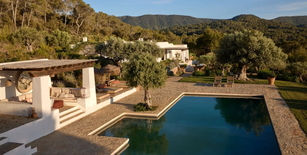 Μία εξοχική κατοικία γεμάτη φως, τέχνη και αξεπέραστη θέα στη Μεσόγειο 