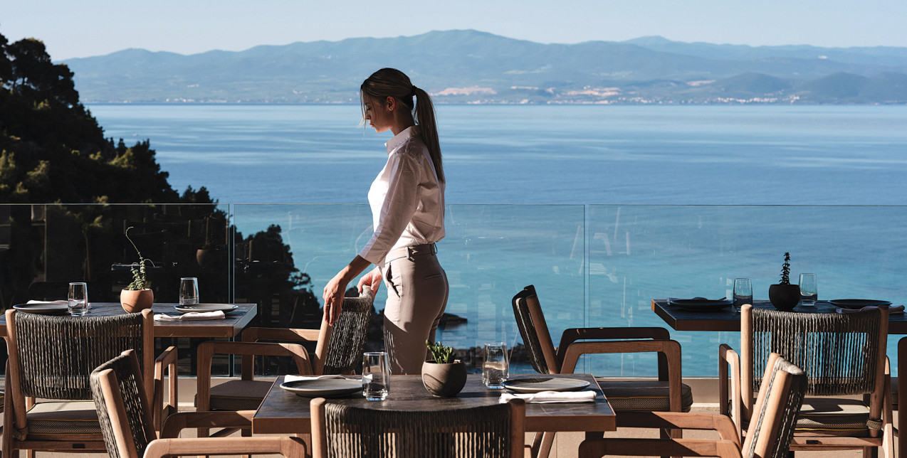 Ένα high-end σκηνικό απόλαυσης στη Χαλκιδική με φόντο τη φύση και το φως