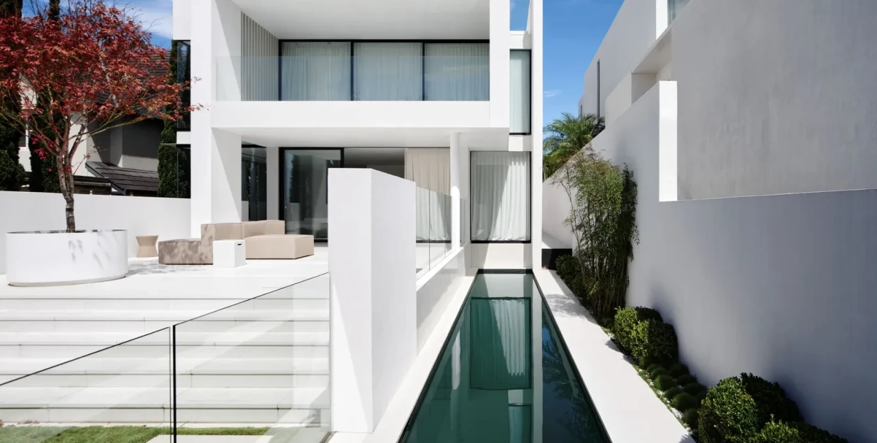 Ένα πολυεπίπεδο και total white καταφύγιο ηρεμίας στο Σύδνεϋ