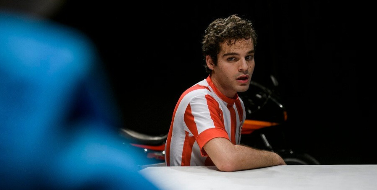 Γιάννης Τσουμαράκης: Ποιος είναι ο νεαρός ηθοποιός που τιμήθηκε με το βραβείο «Δημήτρης Χορν»;