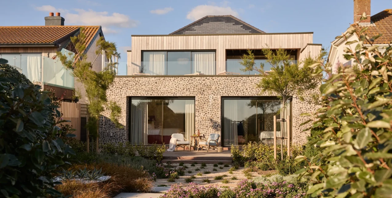 ﻿﻿Μια παραθαλάσσια κατοικία με αγγλικό χαρακτήρα και σύγχρονες ανέσεις 