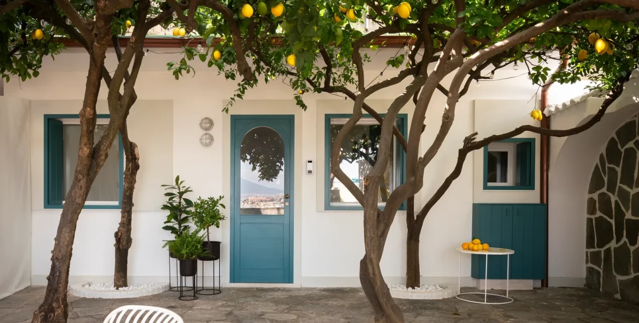 Μία κατοικία μόλις 26 τ.μ στην Ιταλία εμπνέεται από το μπλε της θάλασσας και το κίτρινο των λεμονιών 