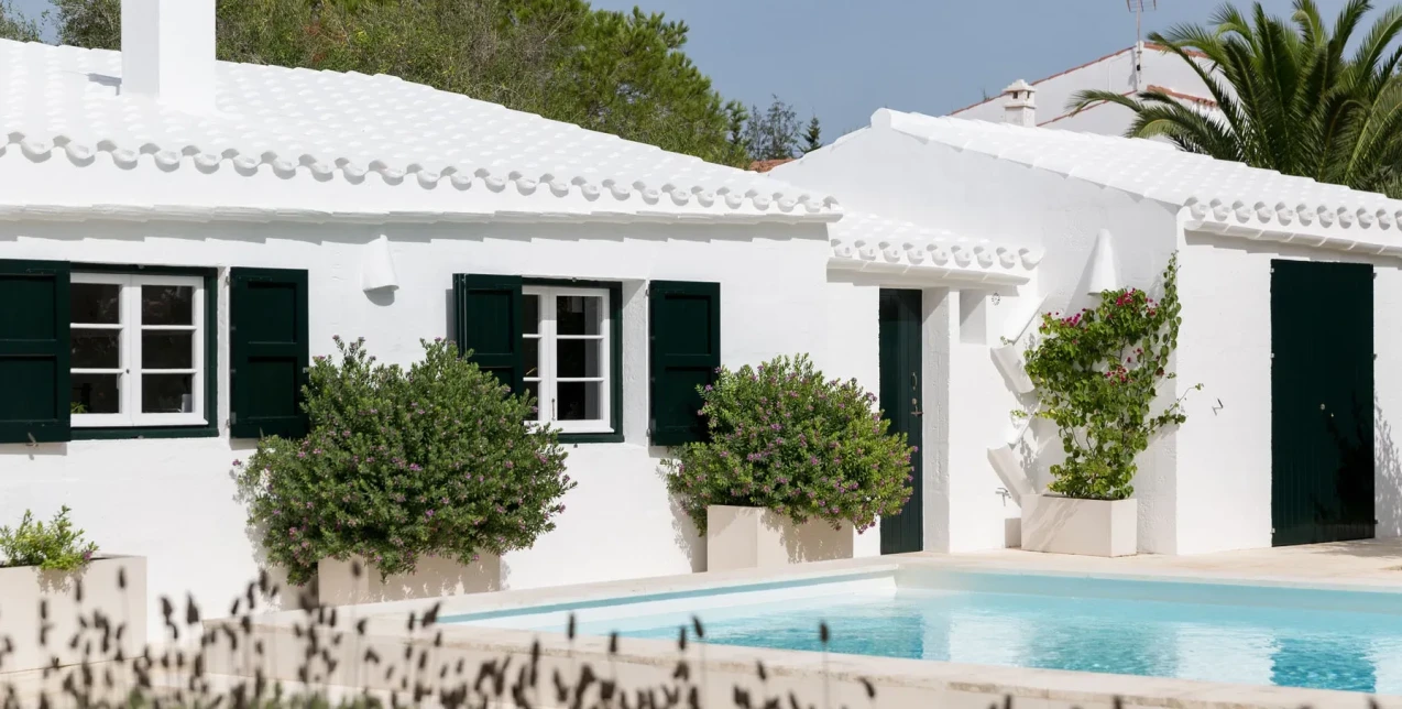 Μια εξοχική κατοικία στη Μινόρκα μεταμορφώθηκε σε ένα φωτεινό κατάλευκο καταφύγιο