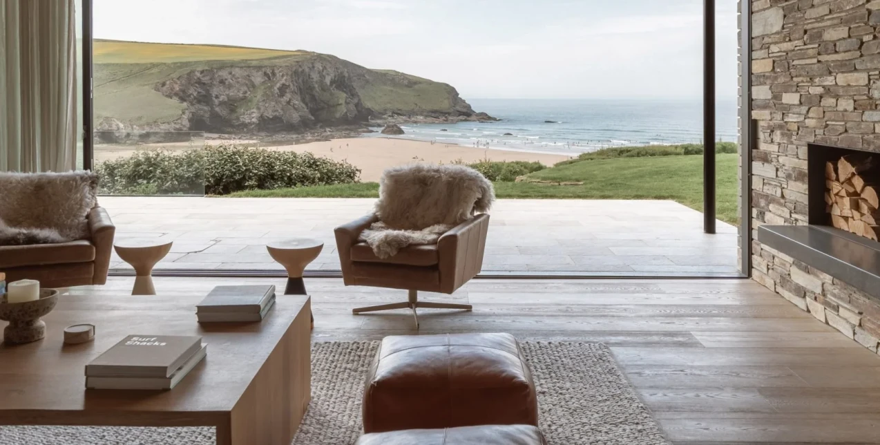 Μια κατοικία που αναδύεται αρμονικά από το τοπίο της βόρειας Κορνουάλης 