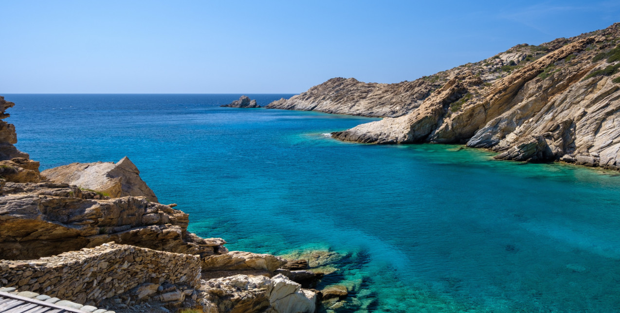 Ποιο ελληνικό νησί φιγουράρει στη λίστα με τους πιο ιδιαίτερους προορισμούς της Ευρώπης χάρη στις παραλίες του;