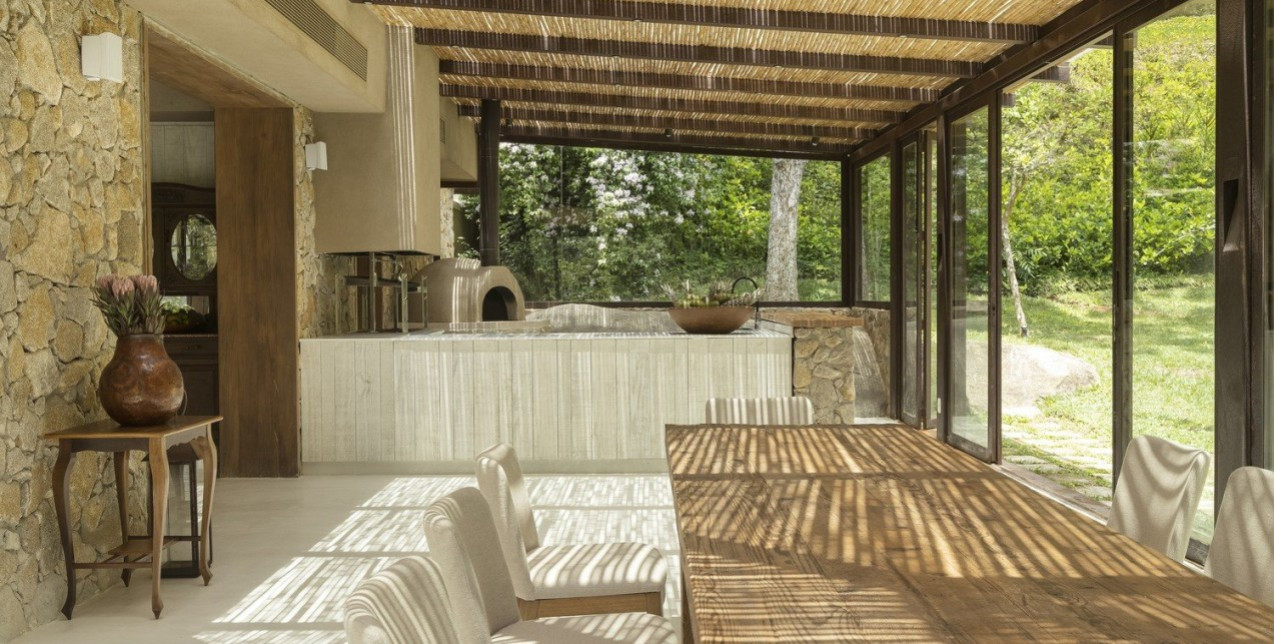 Μια nature-inspired κατοικία στη Βραζιλία γίνεται «ένα» με το καταπράσινο τοπίο γύρω της